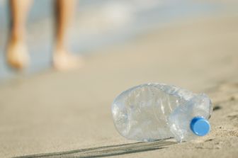 bottiglie plastica gas serra