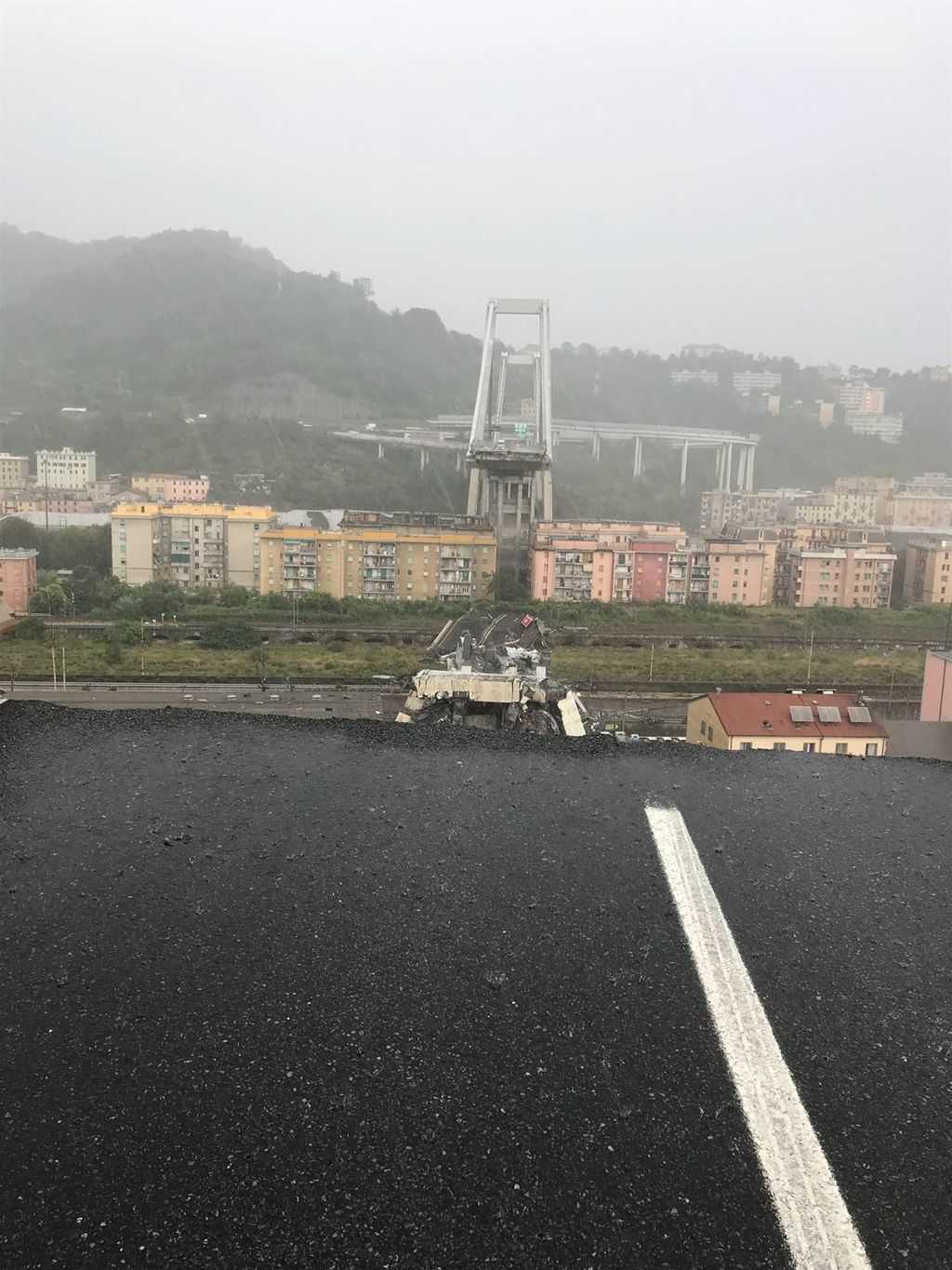 &nbsp;Il Ponte Morandi crollato visto da di fronte