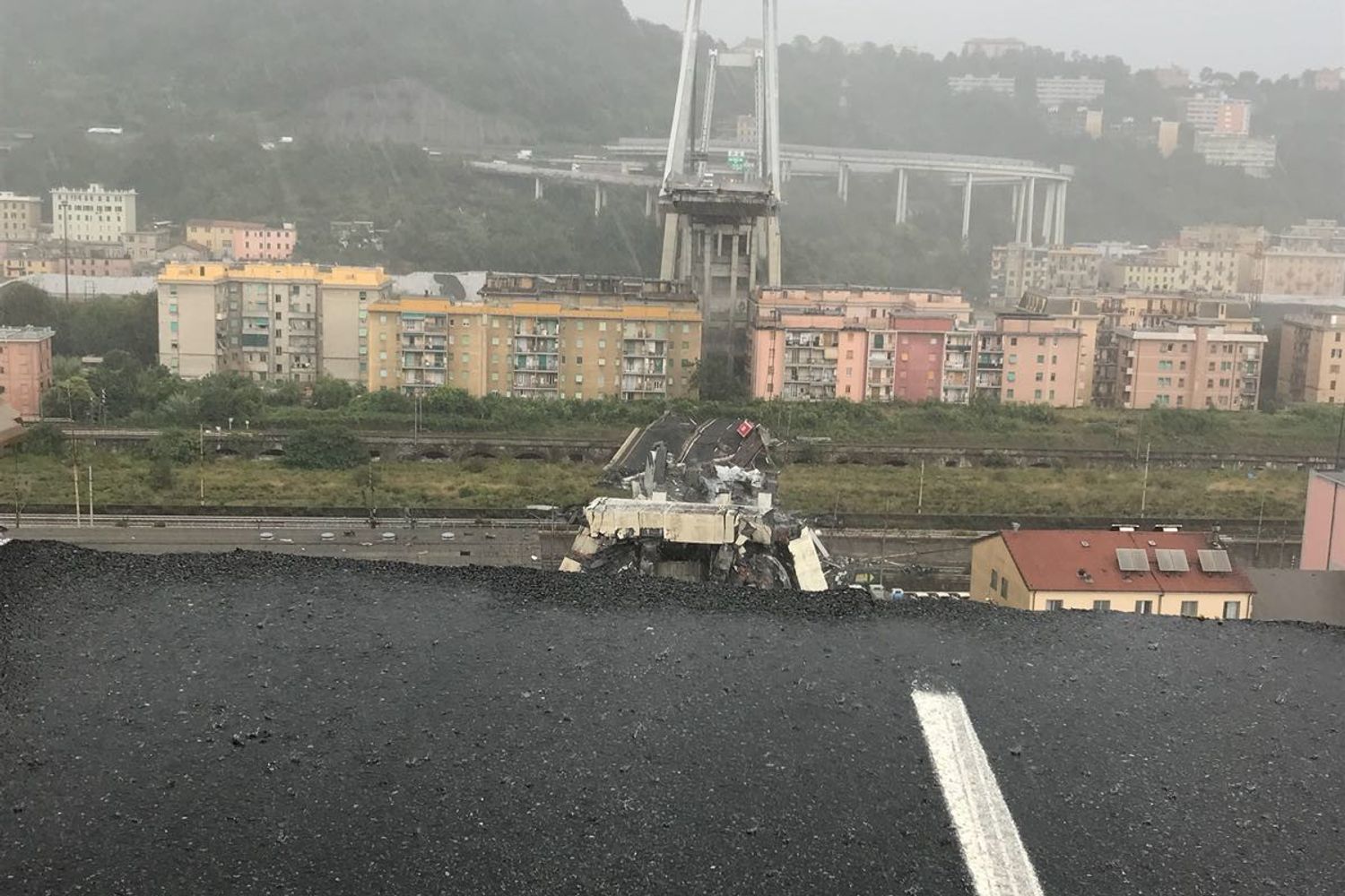 &nbsp;Il Ponte Morandi crollato visto da di fronte