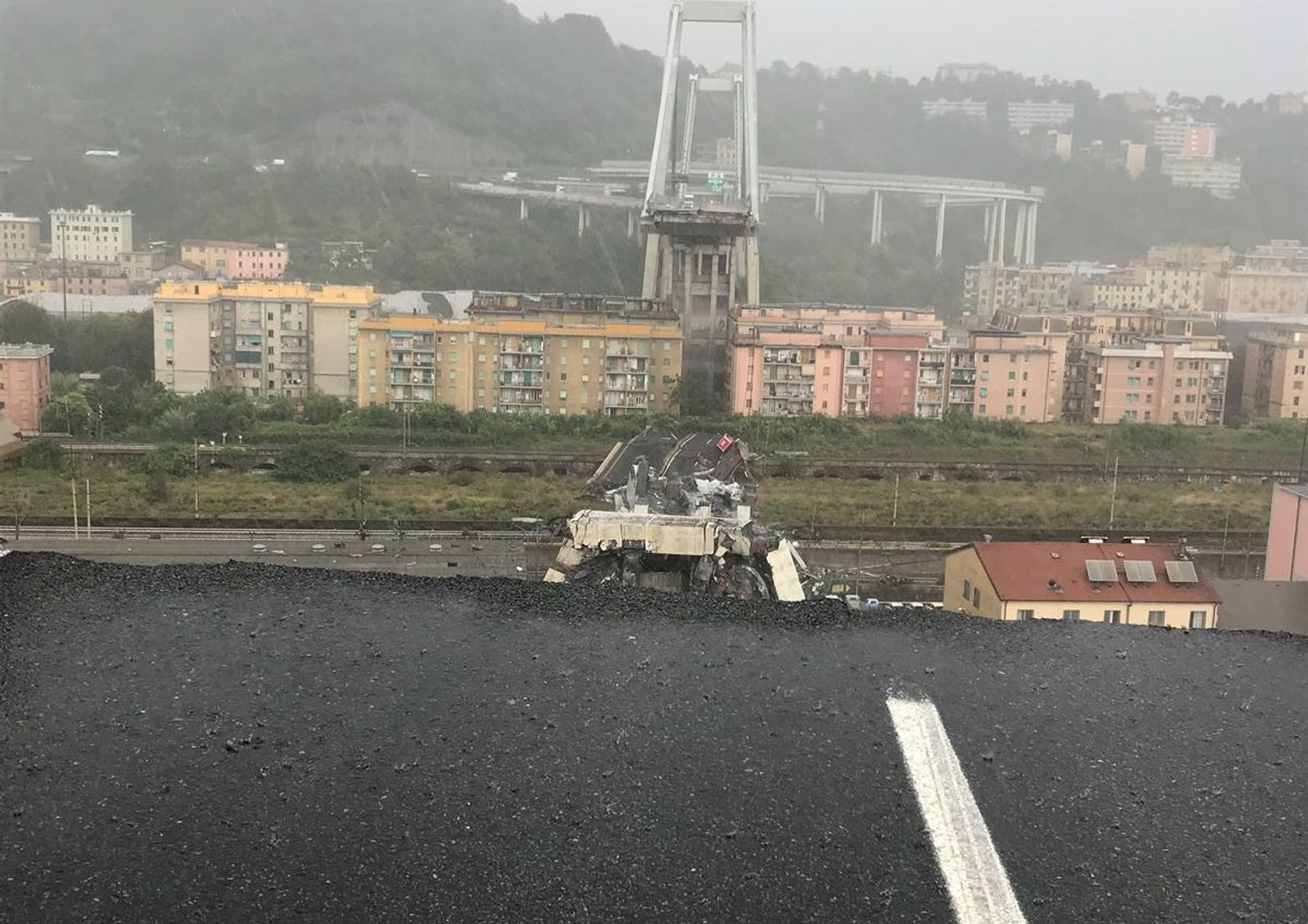 &nbsp;Il Ponte Morandi crollato visto da di fronte