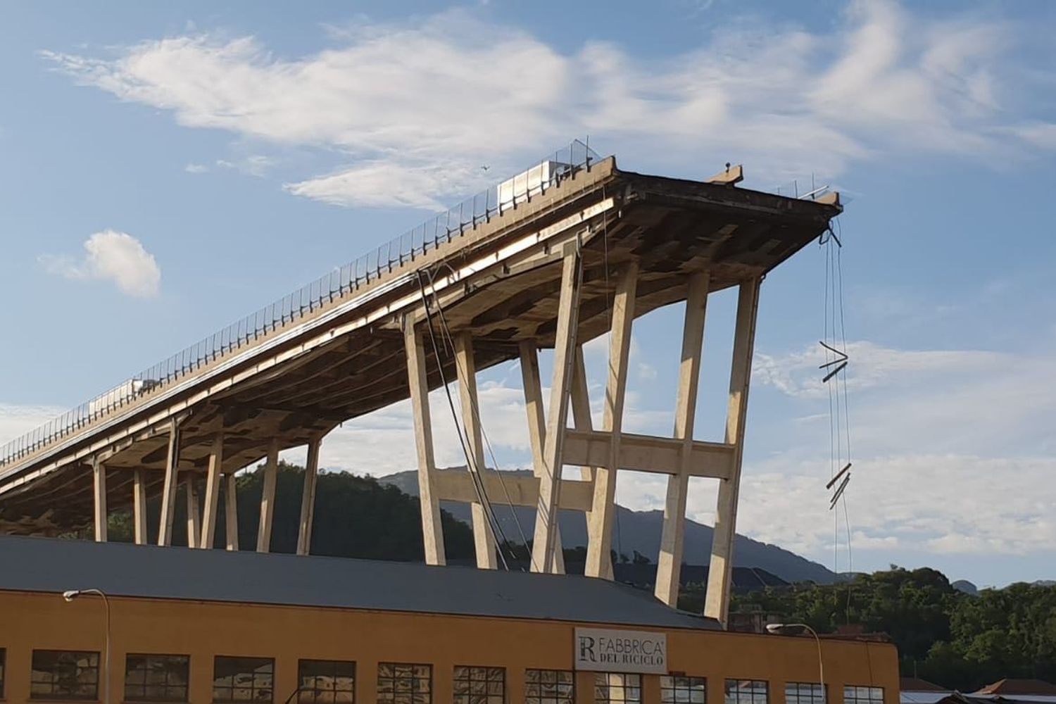 &nbsp; Un'immagine del ponte crollato a Genova
