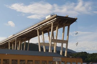 &nbsp; Un'immagine del ponte crollato a Genova
