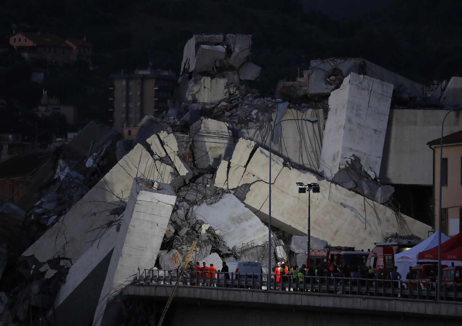 &nbsp;Ponte Morandi, Genova. Le operazioni di soccorso durante la notte&nbsp;