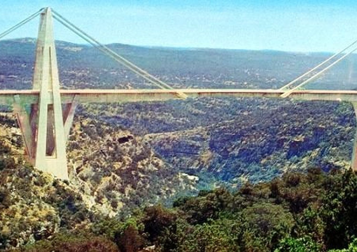 &nbsp;Il ponte costruito da Morandi, in Libia