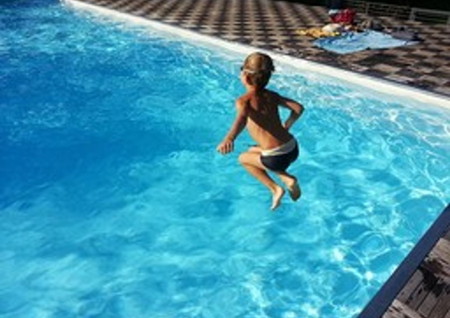 smartphone bambini annegati piscina