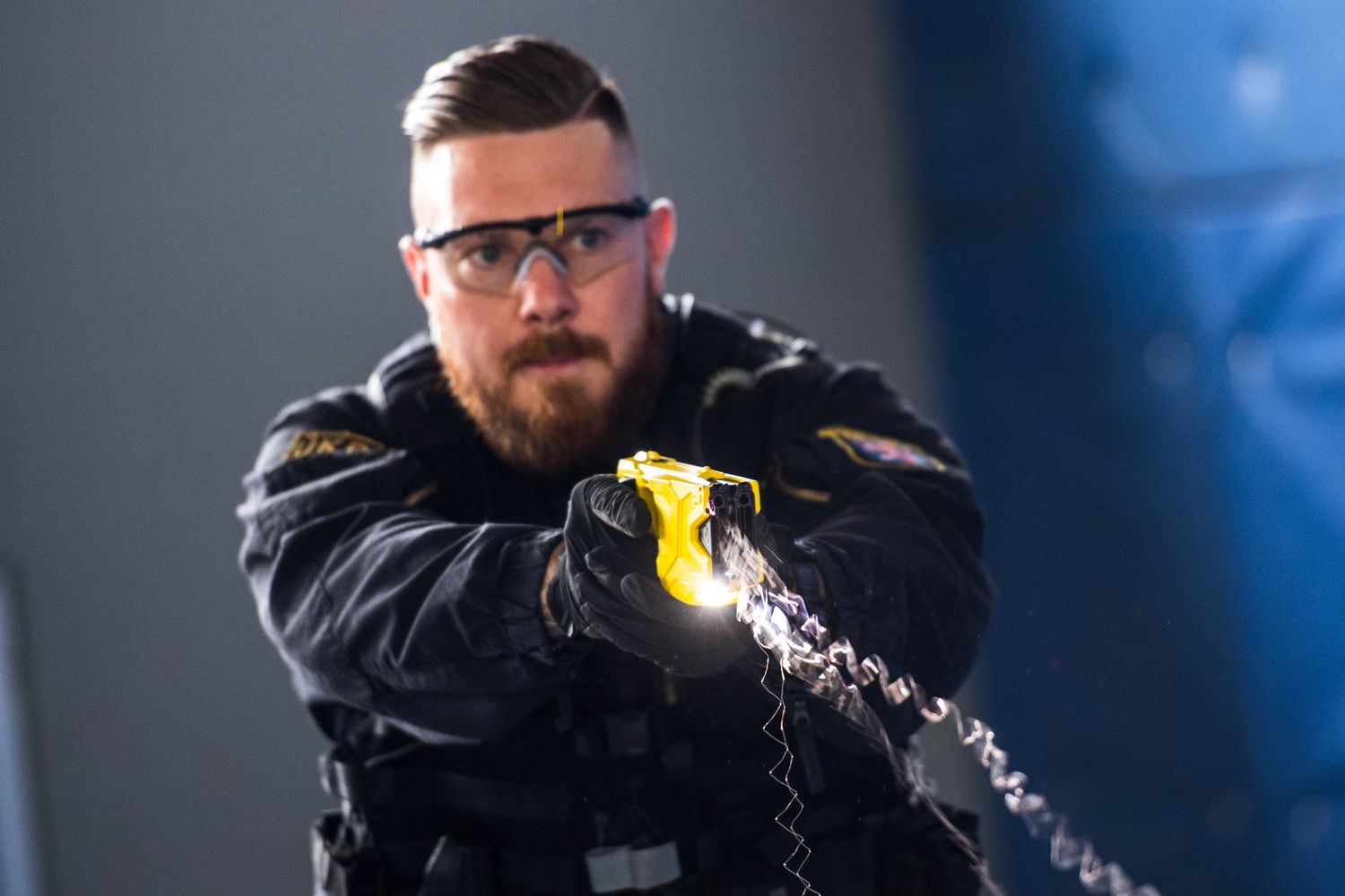 &nbsp;Poliziotto americano testa un Taser, immagine di archivio