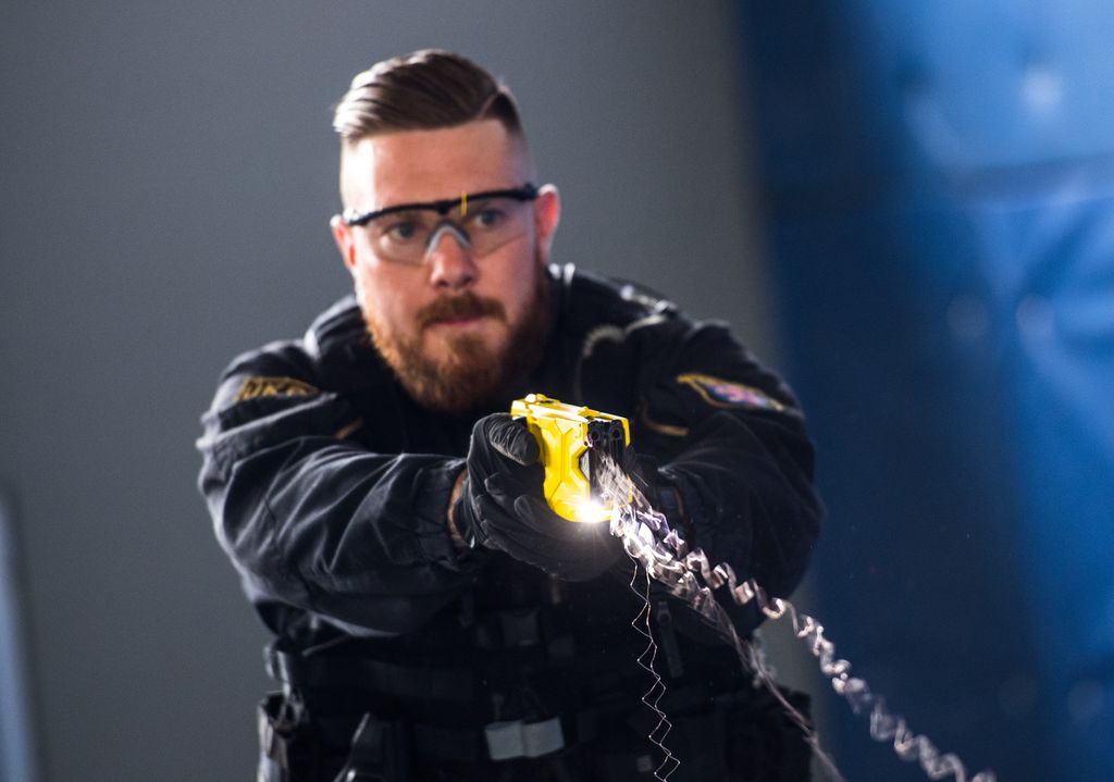 &nbsp;Poliziotto americano testa un Taser, immagine di archivio