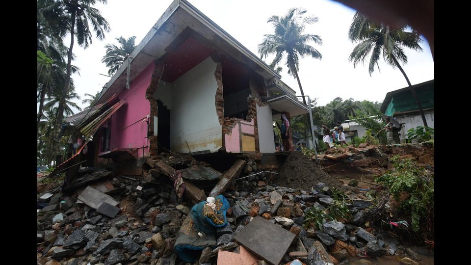 (India, inondazione del Kerala) Centinaia le case distrutte o danneggiate dalle alluvioni e dalle frane che, secondo quanto riporta la BBC online, hanno portato a 150 mila il numero degli sfollati, accolti in 1200 campi di accoglienza.&nbsp;&nbsp;