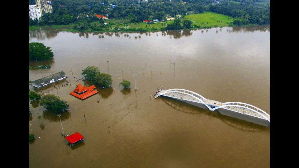 &nbsp;(India, inondazione del Kerala) Massiccio lo schieramento messo in campo dal governo locale con dodici squadre della National&nbsp;Disaster&nbsp;Response&nbsp;Force (NDRF), che comprendono circa 540 persone.&nbsp;