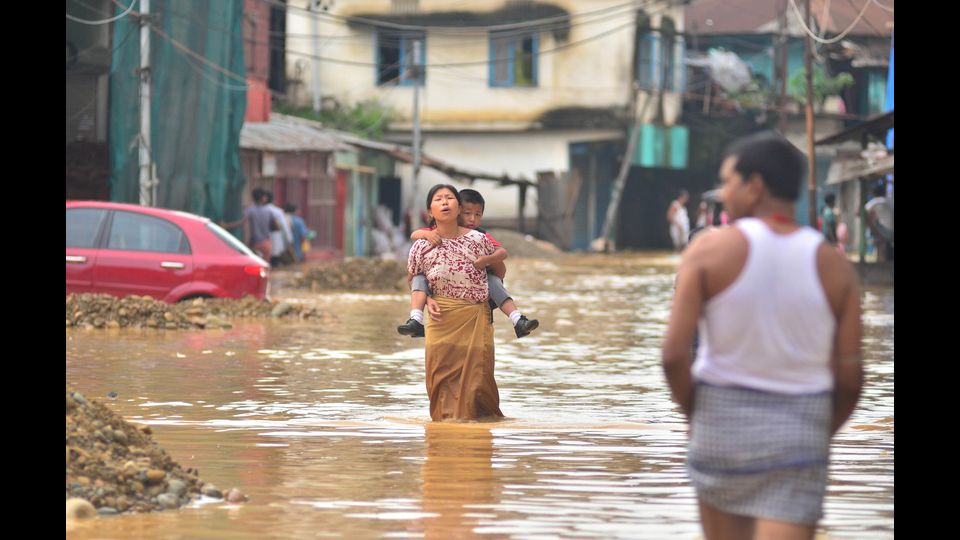 &nbsp;(India, inondazione del Kerala) A fornire il nuovo bilancio, il governatore&nbsp;Pinarayi&nbsp;Vijayan, che in un tweet parla delle &quot;peggiori inondazioni in 100 anni&quot;, nello Stato indiano, rinomata meta turistica. Il bilancio per&ograve; si aggrava di ora in ora.&nbsp;