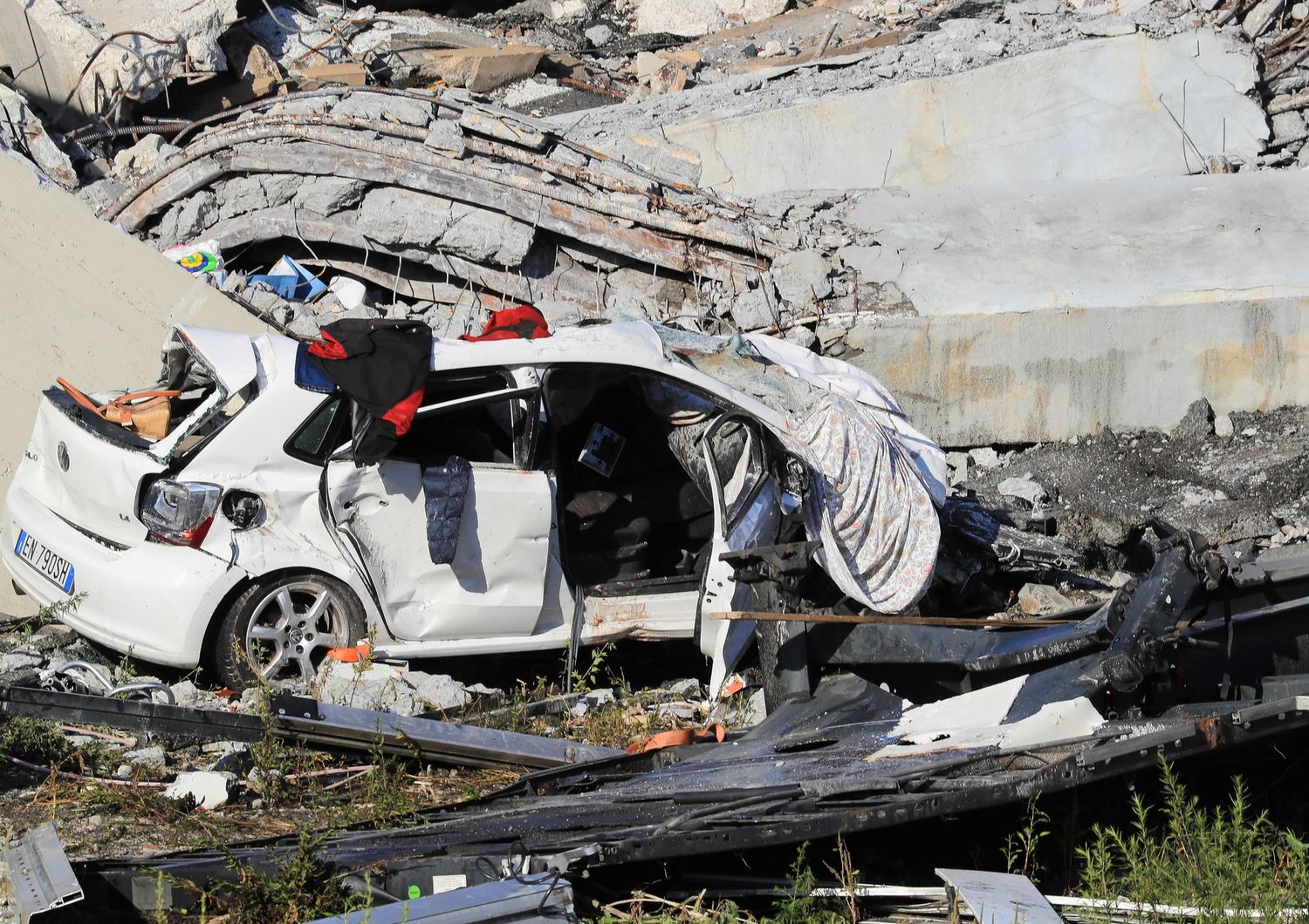 &nbsp;Un'auto distrutta nel crollo del Ponte Morandi a Genova