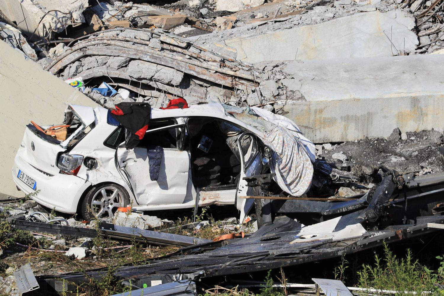 &nbsp;Un'auto distrutta nel crollo del Ponte Morandi a Genova