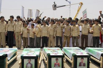 &nbsp;I funerali dei bambini uccisi nell'attacco allo scuolabus, in Yemen