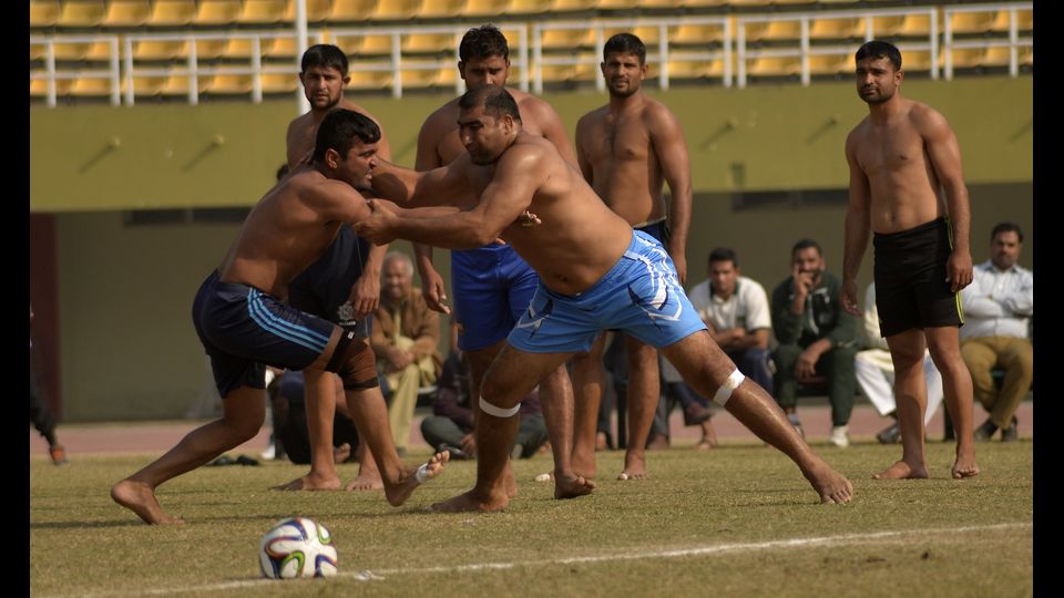 Kabaddi&nbsp;&ndash; Uno sport che nella mitologia indiana risale a pi&ugrave; di 5000 anni fa. Da 28 anni inserito tra le discipline olimpiche, l&rsquo;oro &egrave; sempre andato all&rsquo;India. Il nome &quot;kabaddi&quot; significa &quot;trattenere il respiro&quot; in lingua hindi e viene spesso scandito durante le partite in quanto indica anche un'azione importante del gioco nella quale il giocatore che attacca non deve respirare. In pratica si tratta di un mix vagamente masochista tra palla avvelenata, rugby e wrestling.&nbsp;&nbsp;
