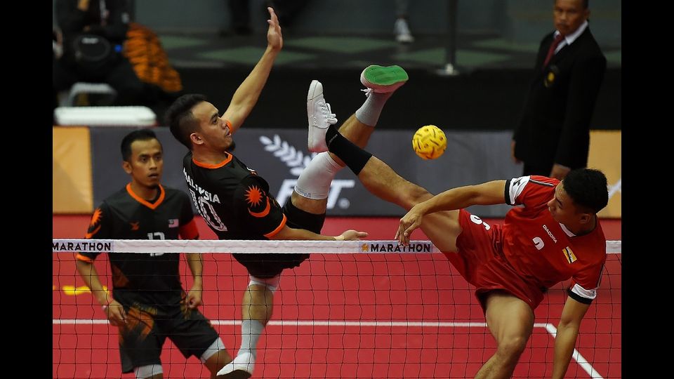 &nbsp;Sepak takraw&nbsp;- &egrave; uno sport originario del Sud-est asiatico. &Egrave; un gioco simile alla pallavolo ma senza l'ausilio delle braccia e che viene praticato principalmente con i piedi; la palla &egrave; composta da intrecci di&nbsp;rattan, una specie di palma cui legname viene utilizzato spesso per i bastoni per diverse arti marziali e bacchette per strumenti a percussione.&nbsp;