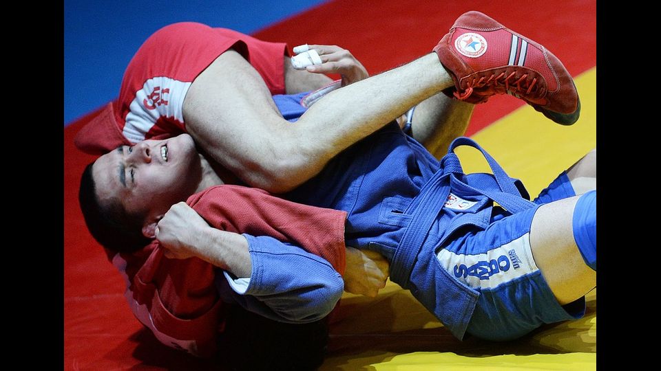 &nbsp;Sambo&nbsp;&ndash; &egrave; una forma di combattimento russo-sovietica sviluppata dall'esercito rosso pochi anni dopo la rivoluzione bolscevica nel 1917 per affinare le abilit&agrave; di combattimento corpo a corpo. Il nome dello sport &egrave; un acronimo russo per &quot;autodifesa disarmata&quot; e vengono assegnati punti per tiri e sottomissioni. Una sorta di arte marziale che ricorda nelle prese alcune movenze del wrestling.&nbsp;