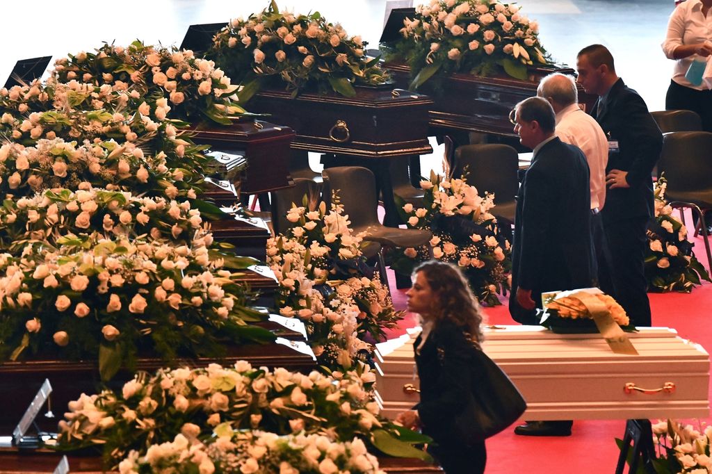 &nbsp;La disposizione delle bare durante i funerali di Genova