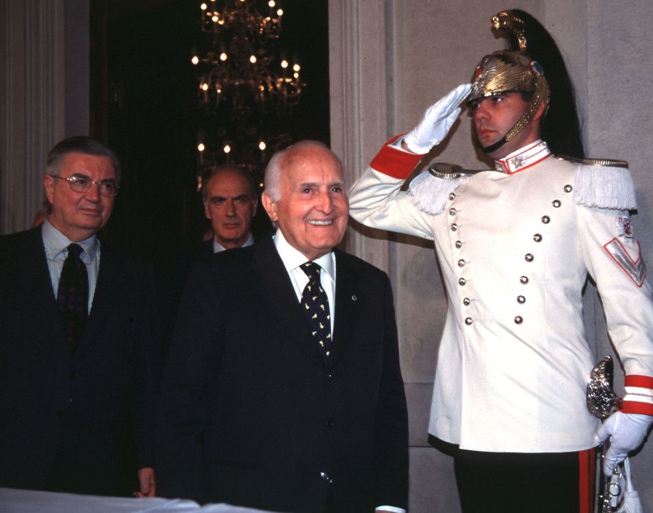 Consultazioni 2001, Il presidente emerito Oscar Luigi Scalfaro e il segretario generale della Presidenza della Repubblica Gaetano Gifuni (Agf)&nbsp;