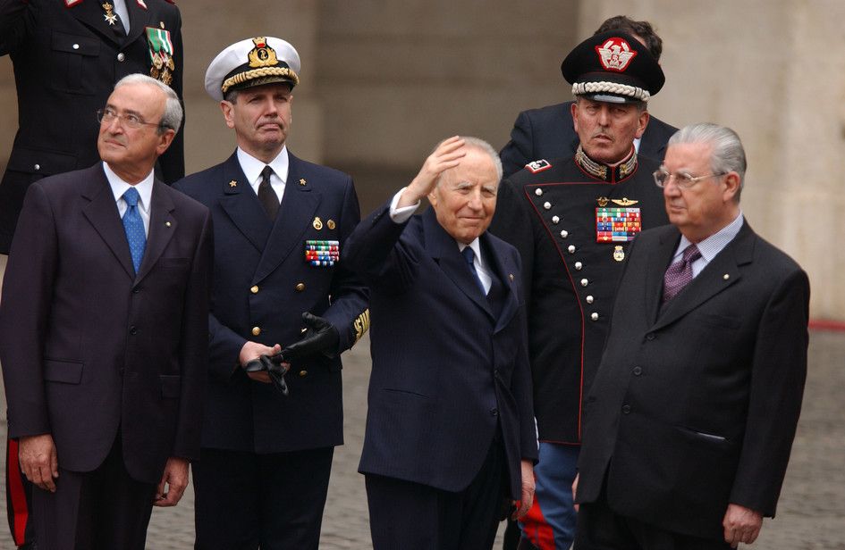 2005, il presidente della Repubblica Carlo Azeglio Ciampi esce dal palazzo di Montecitorio con il segretario generale della presidenza della Repubblica Gaetano Gifuni&nbsp;(Agf)