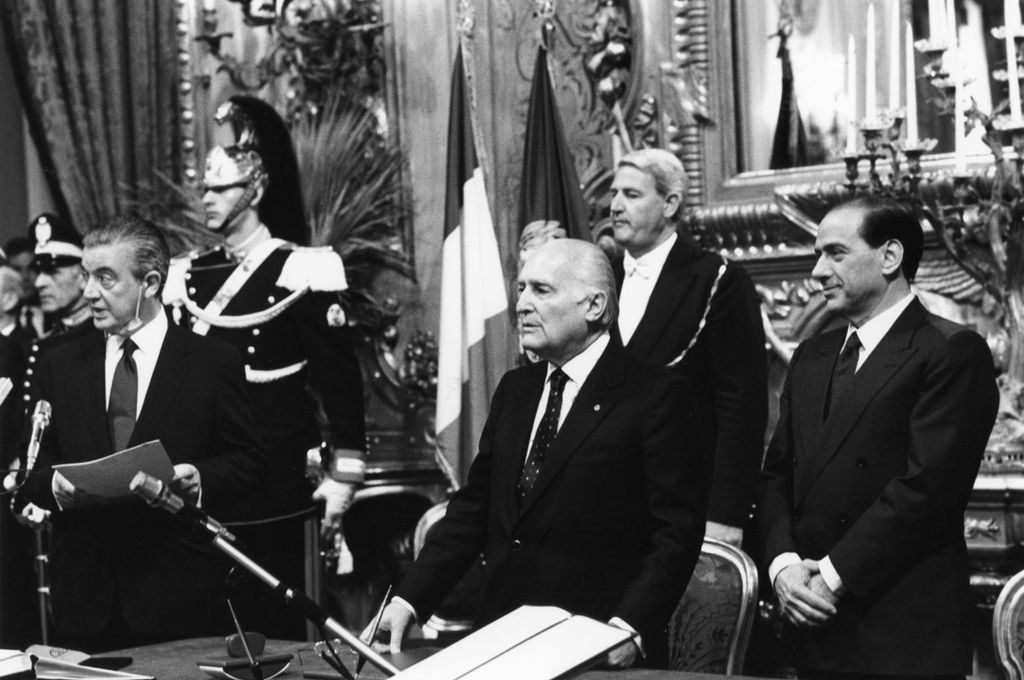 1994, Quirinale, giuramento del primo governo Berlusconi, nella foto il segretario generale Gaetano Gifuni, il presidente della Repubblica Oscar Luigi Scalfaro e il presidente del Consiglio Silvio Berlusconi&nbsp; (Agf)