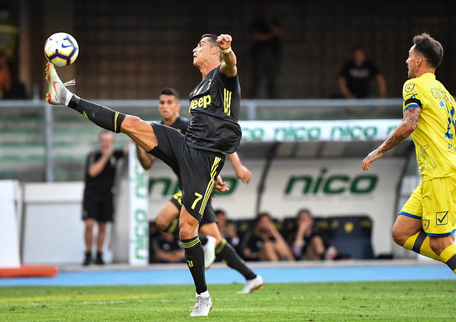 &nbsp;Cristiano Ronaldo con la maglia della Juve nel debutto contro il Chievo, battuto per 3-2
