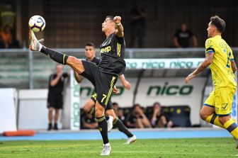 &nbsp;Cristiano Ronaldo con la maglia della Juve nel debutto contro il Chievo, battuto per 3-2