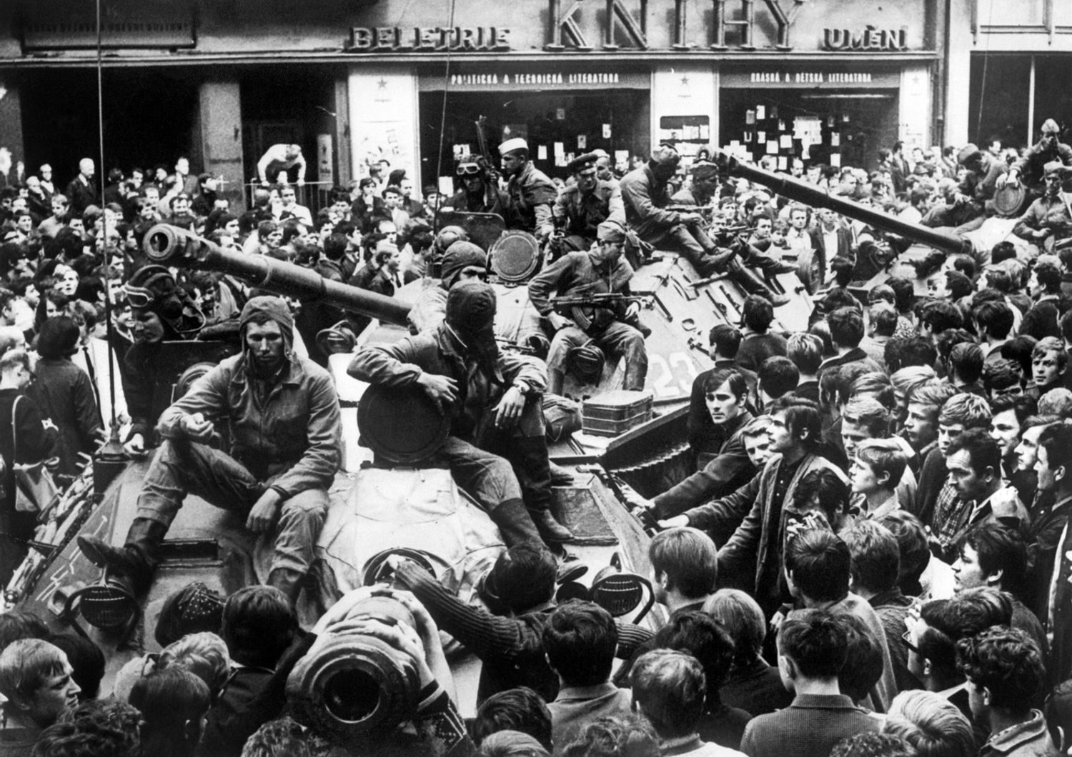 &nbsp;I carri armati sovietici circondati dalla folla nelle strade di Praga