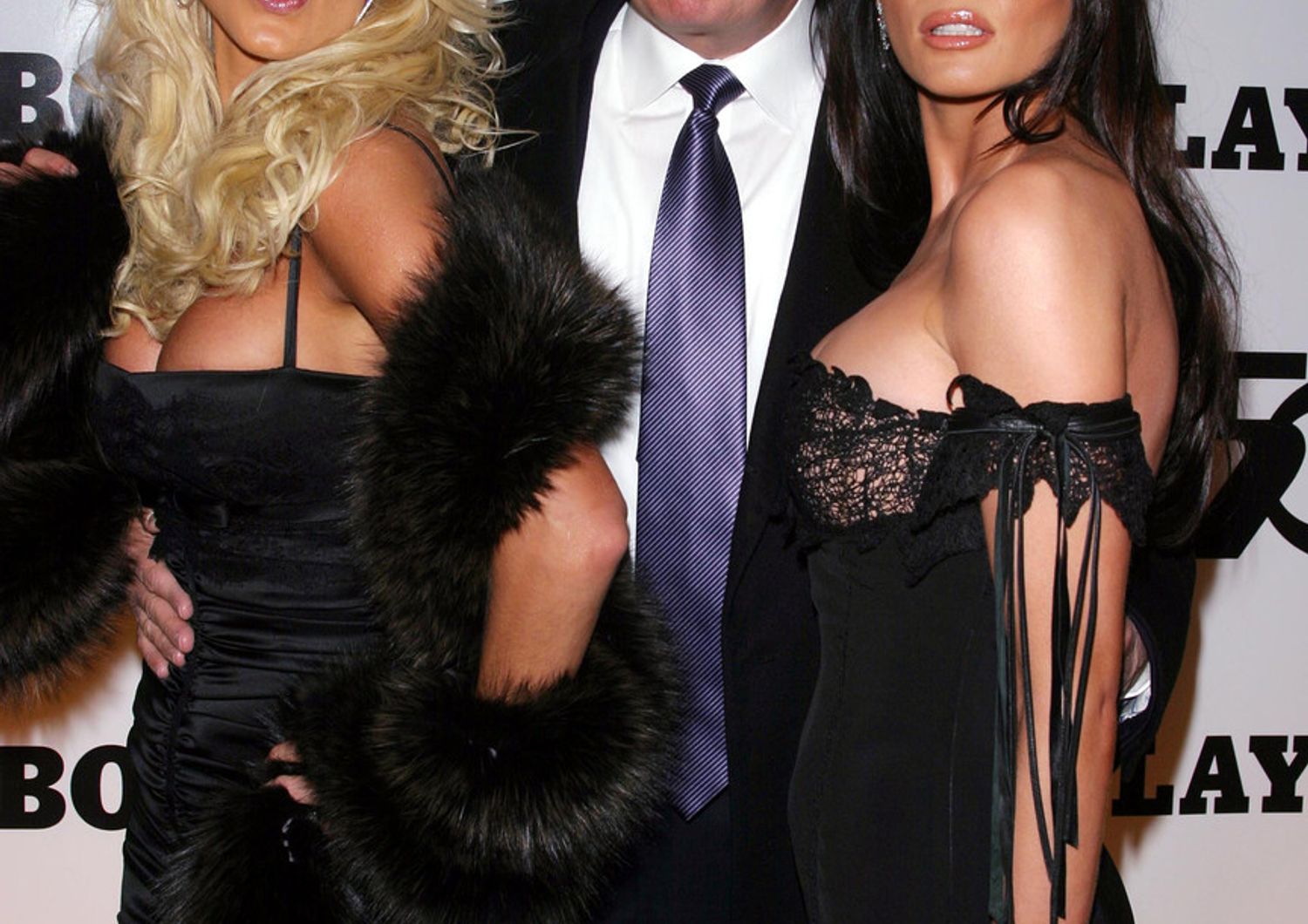 &nbsp;Donald Trump con la playmate Victoria Silvestedt e Melania (all'epoca Knauss) alla festa per i 50 anni di Playboy nel 2003, due anni prima di sposare la ex modella slovena