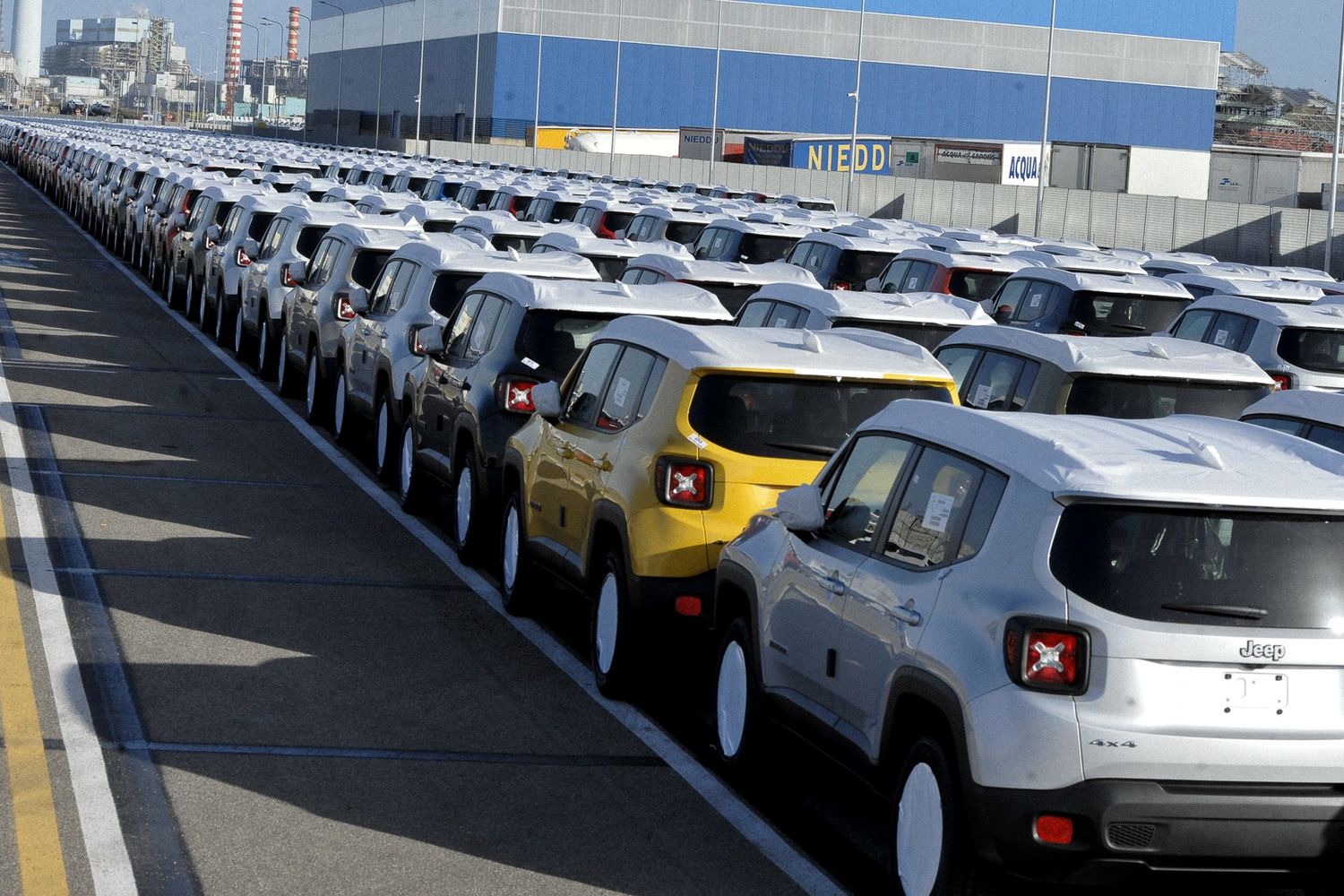 Civitavecchia, le Jeep, del gruppo FIAT FCA prodotte a Melfi, vengono imbarcate su navi della Grimaldi per gli Stati Uniti