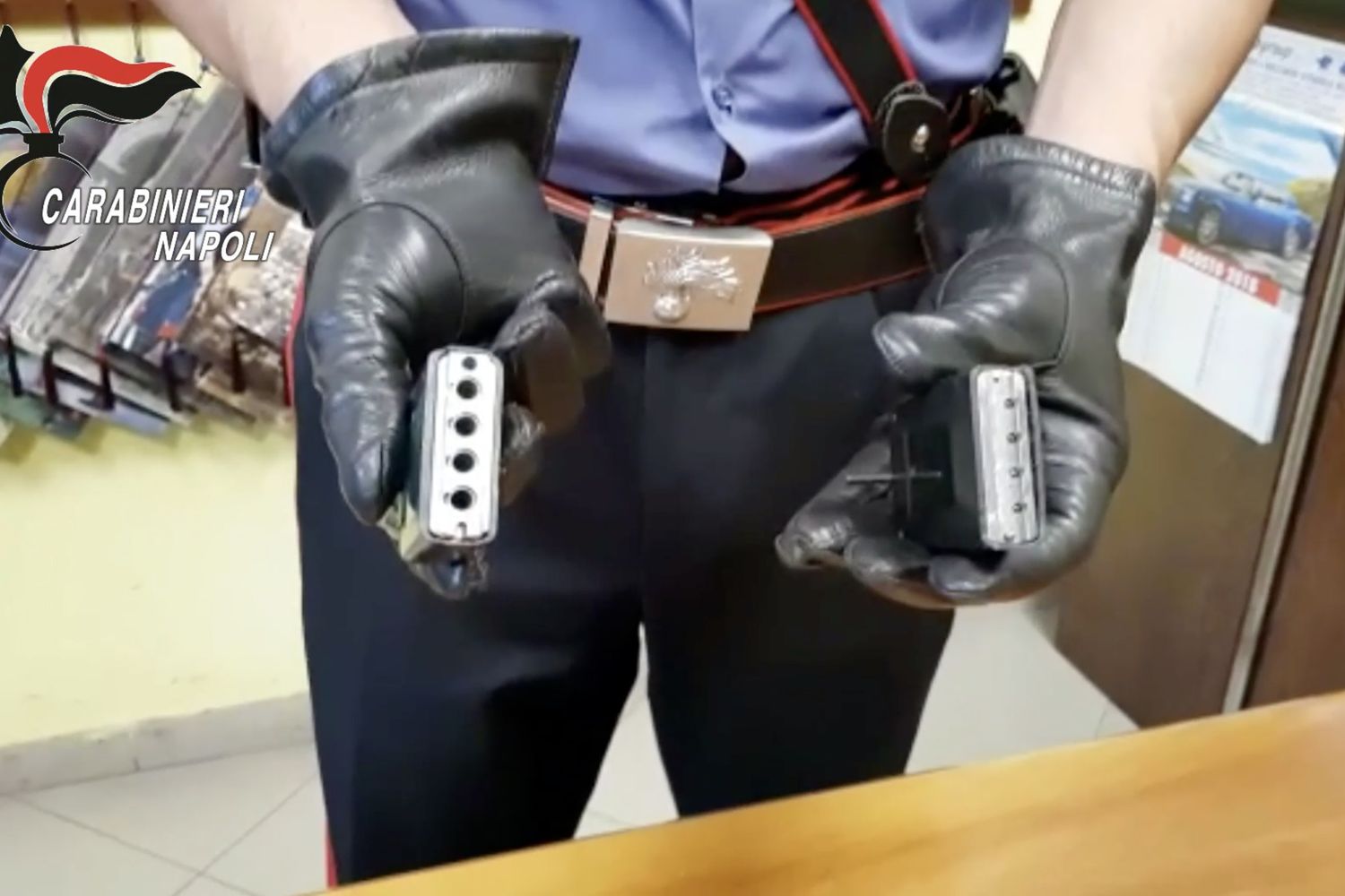 Carabinieri Napoli, pistola-telefonino&nbsp;