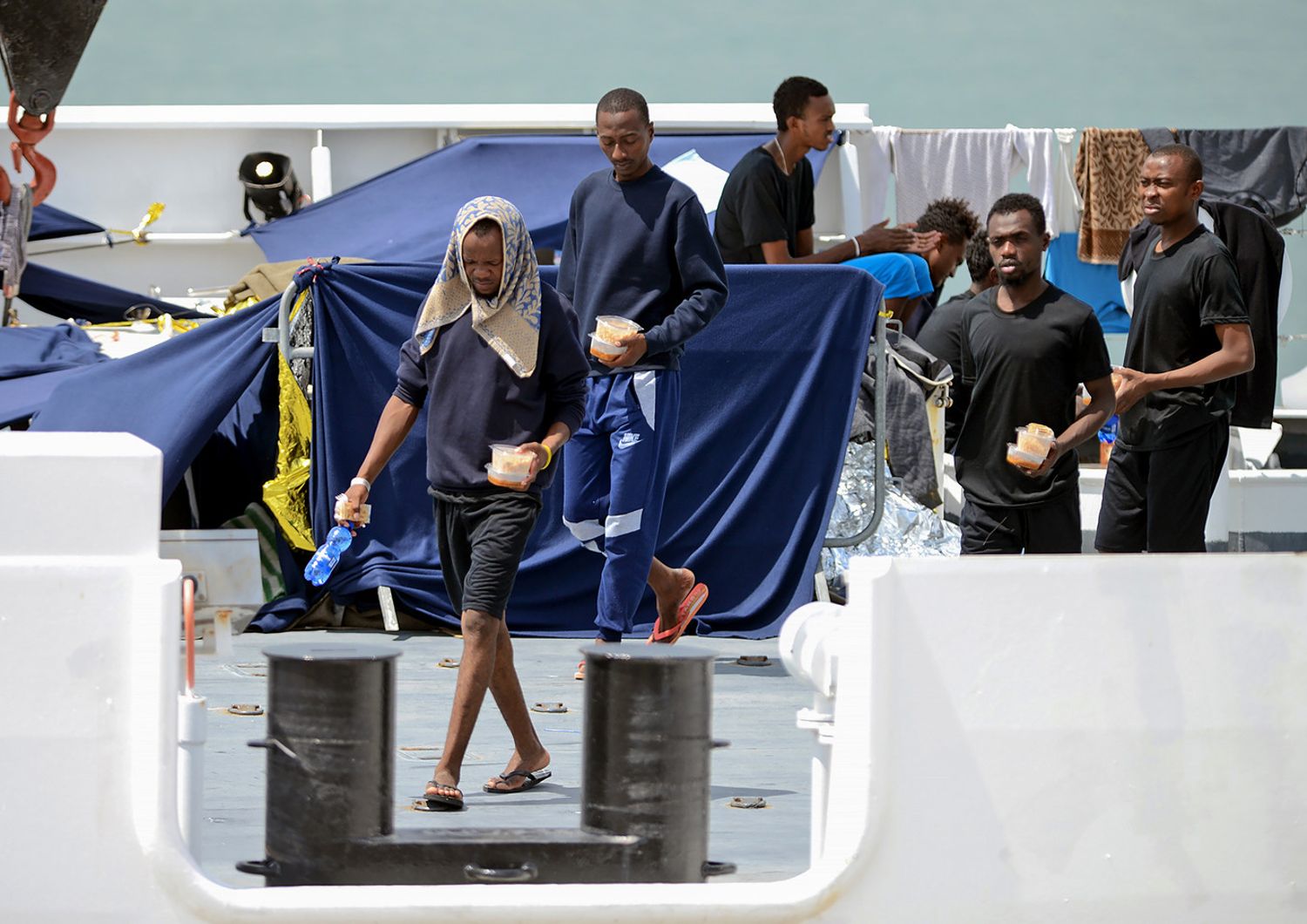 I migranti a bordo della nave Diciotti