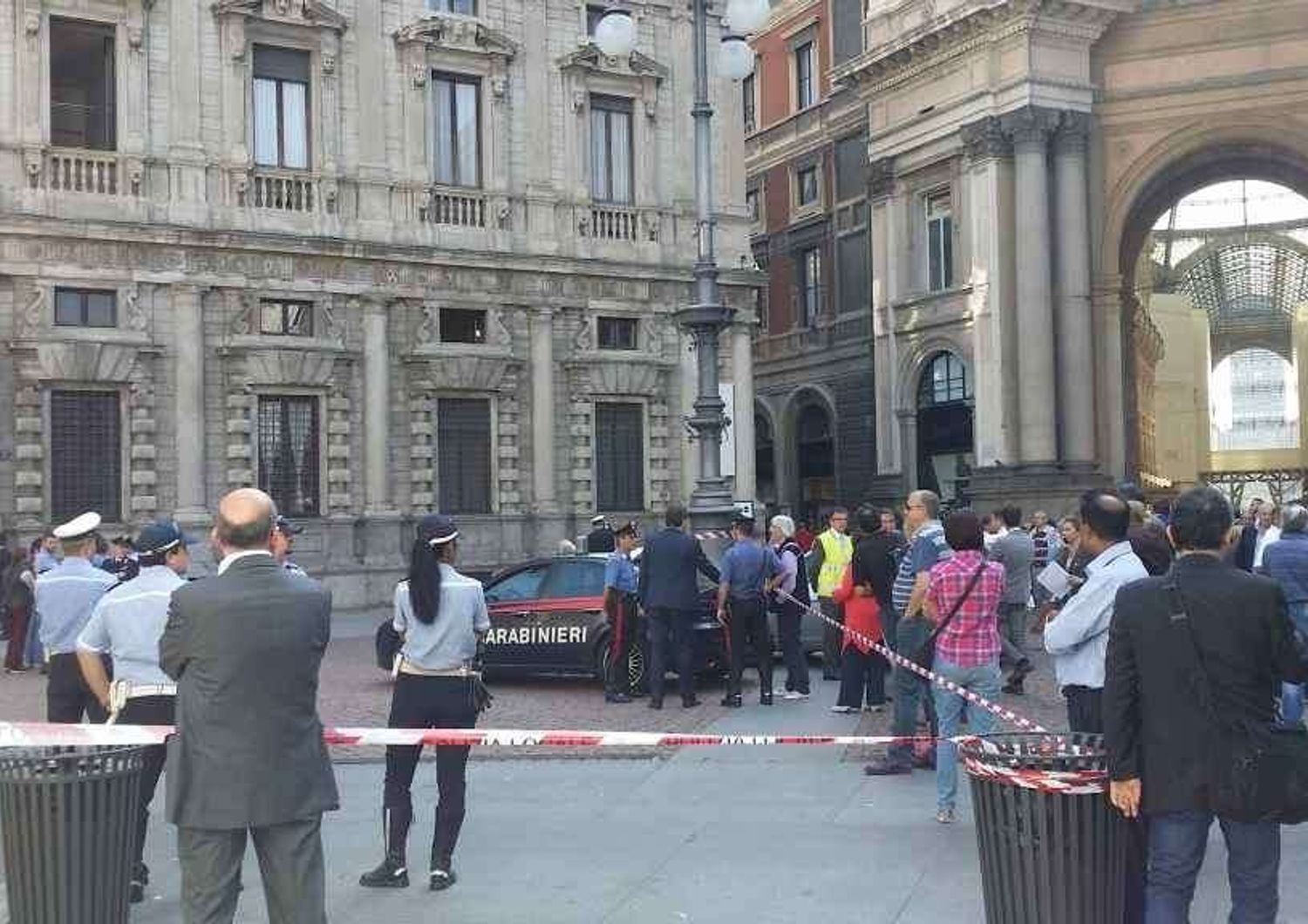 Milano: allarme bomba a Palazzo Marino, edificio evacuato