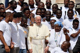 &nbsp;Papa Francesco con i migranti a San Pietro