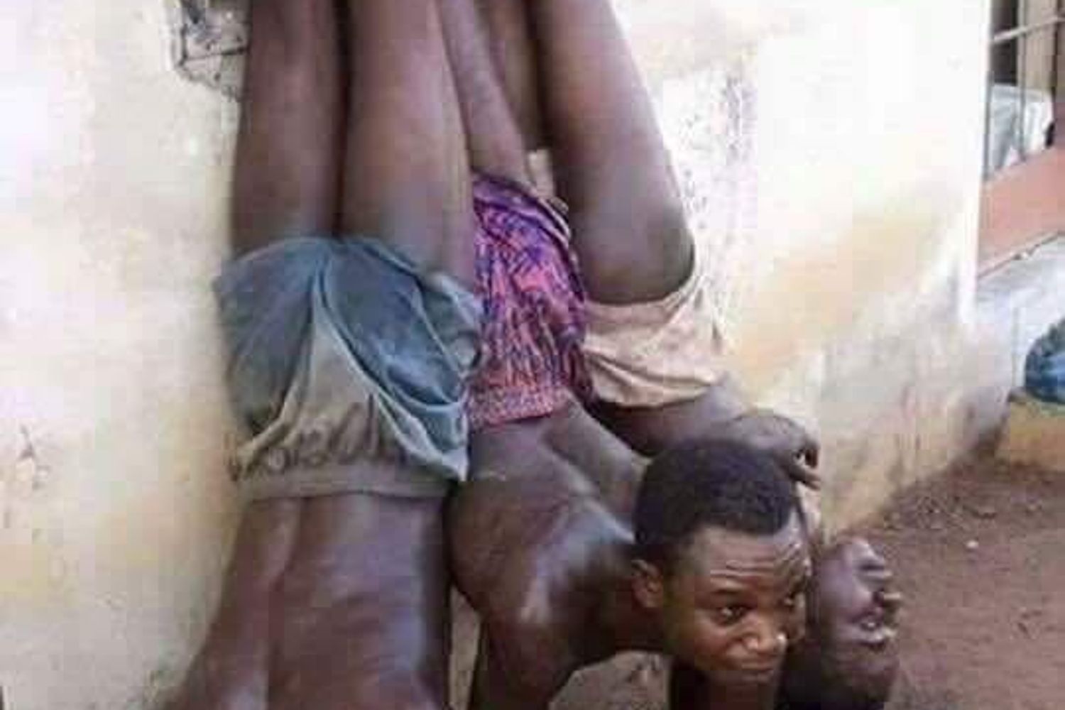 &nbsp; Un fermo immagine del video delle torture nei lager libici mostrato al Papa