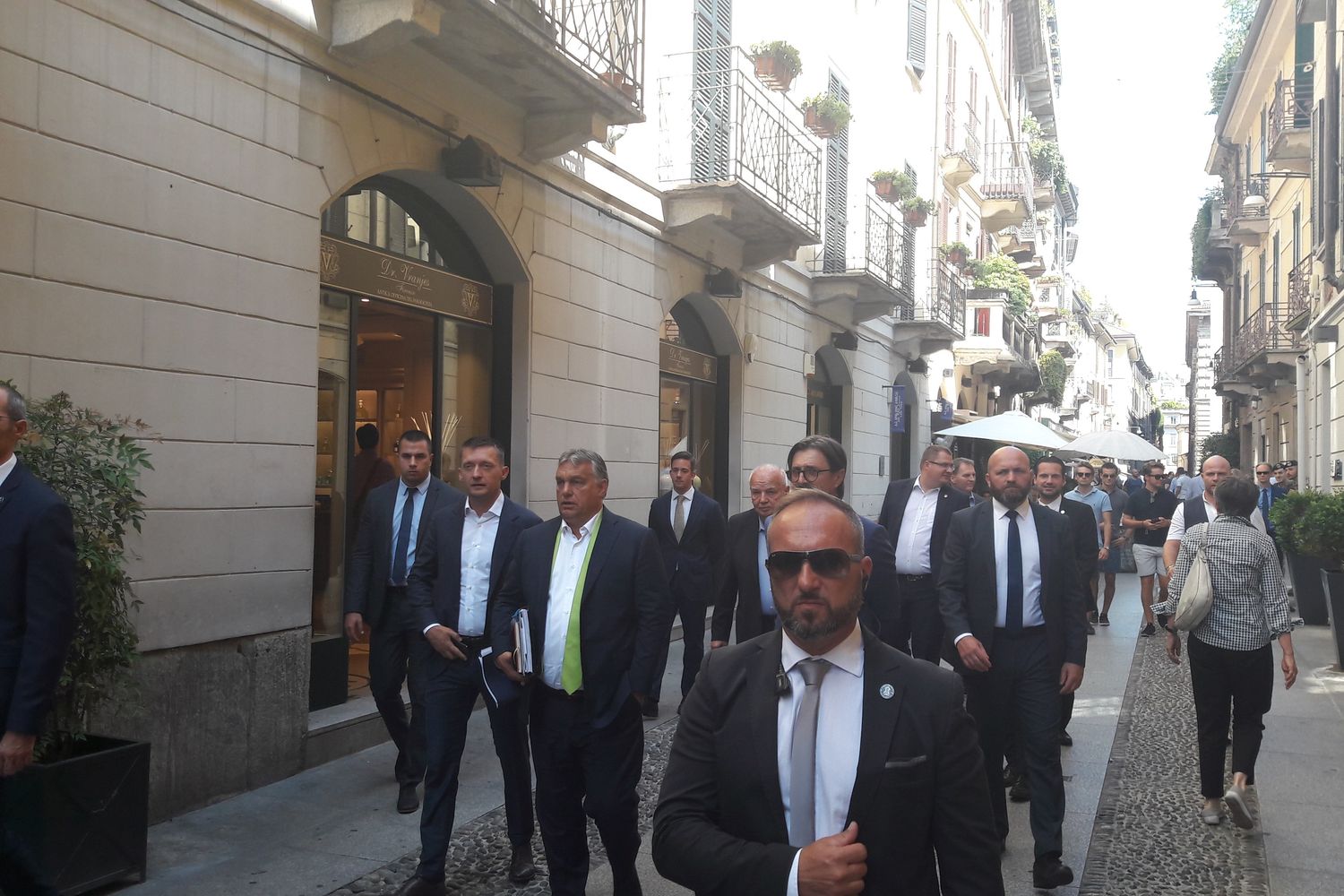 &nbsp;Viktor Orb&agrave;n a spasso per Brera