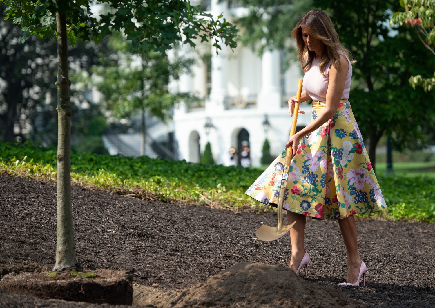 Melania Trump in Louboutin e gonna Valentino per piantare un alberello nel giardino della Casa Bianca&nbsp;