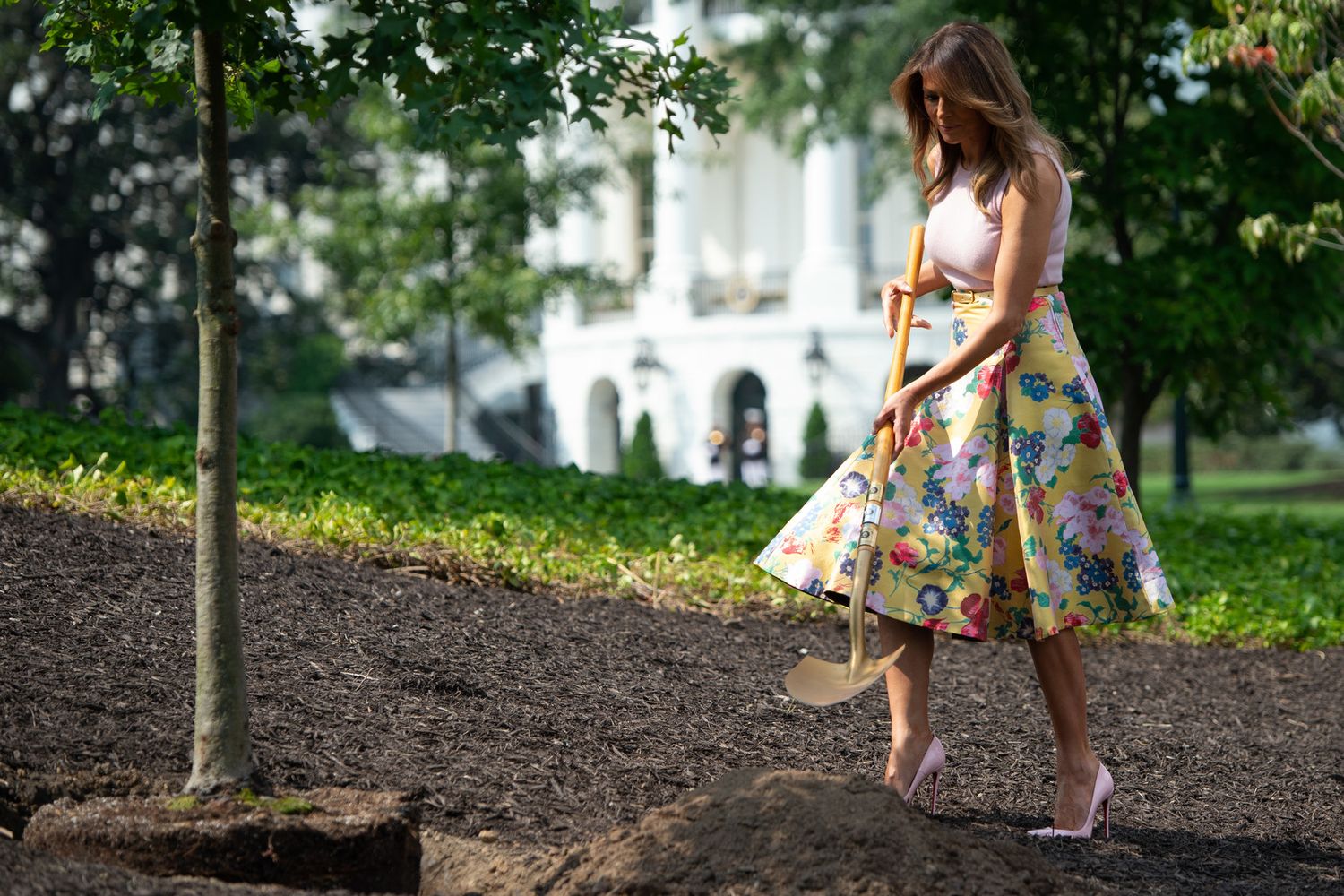 Melania Trump in Louboutin e gonna Valentino per piantare un alberello nel giardino della Casa Bianca&nbsp;