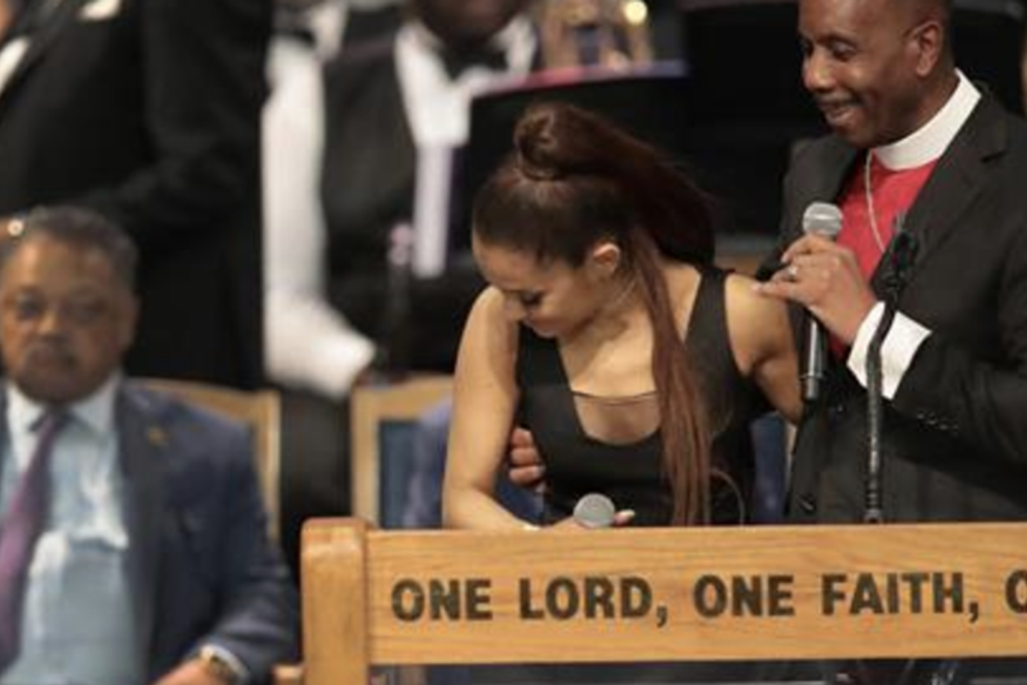 Il pastore sfiora il seno ad Ariana Grande