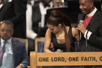 Il pastore sfiora il seno ad Ariana Grande