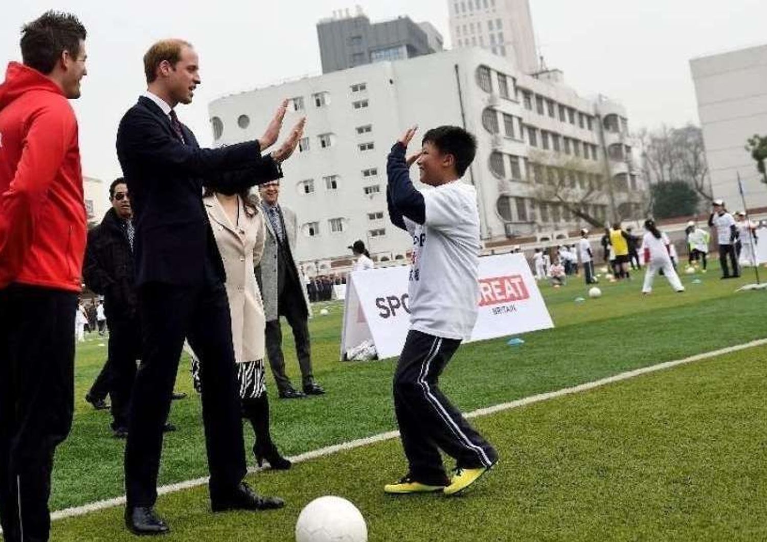 Il principe William a Shanghai si dimostra "re del palleggio" - Video