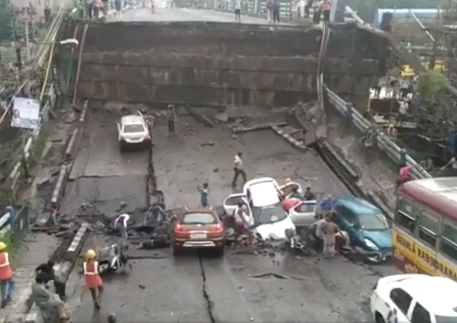 India: crolla un ponte stradale a Calcutta, morti e feriti sotto i piloni