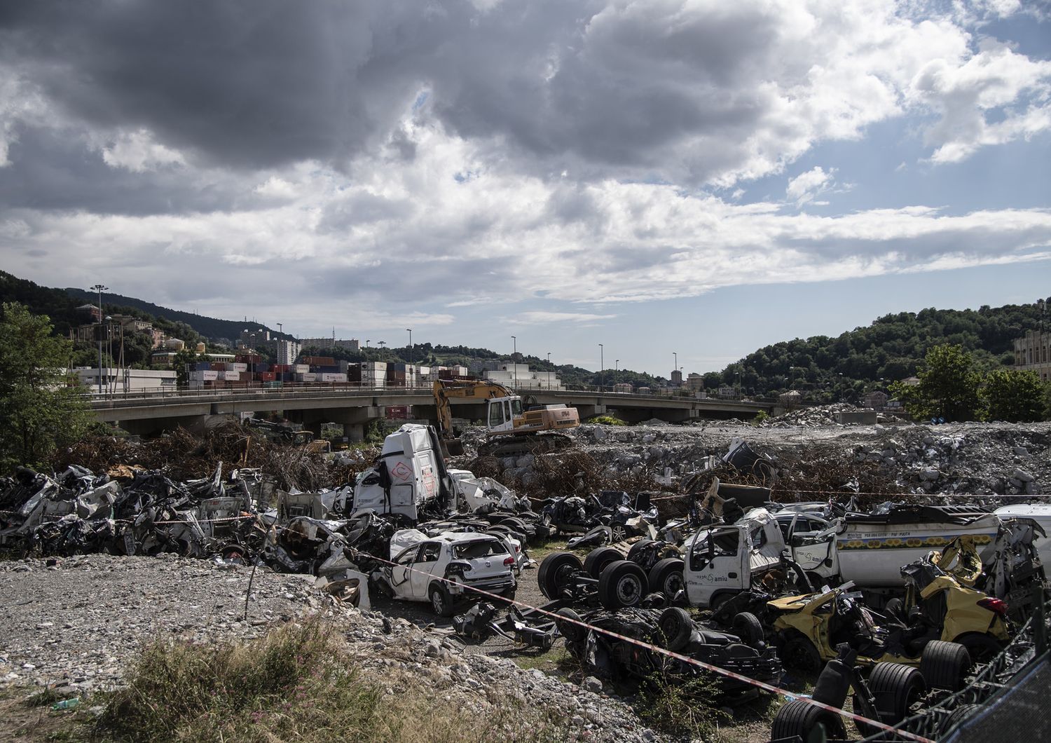 &nbsp;Le carcasse dei veicoli coinvolti nel crollo del ponte Morandi di Genova