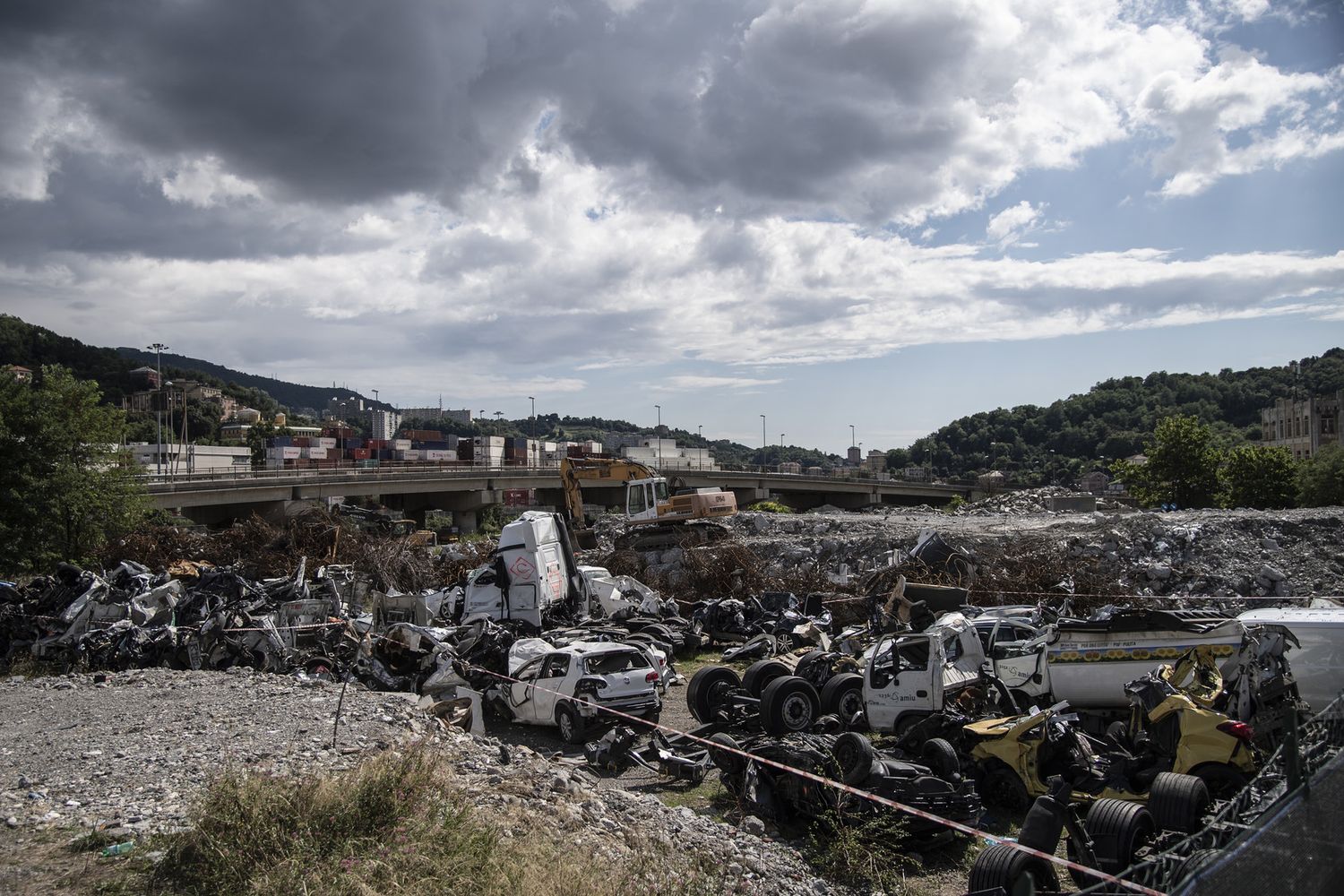 &nbsp;Le carcasse dei veicoli coinvolti nel crollo del ponte Morandi di Genova