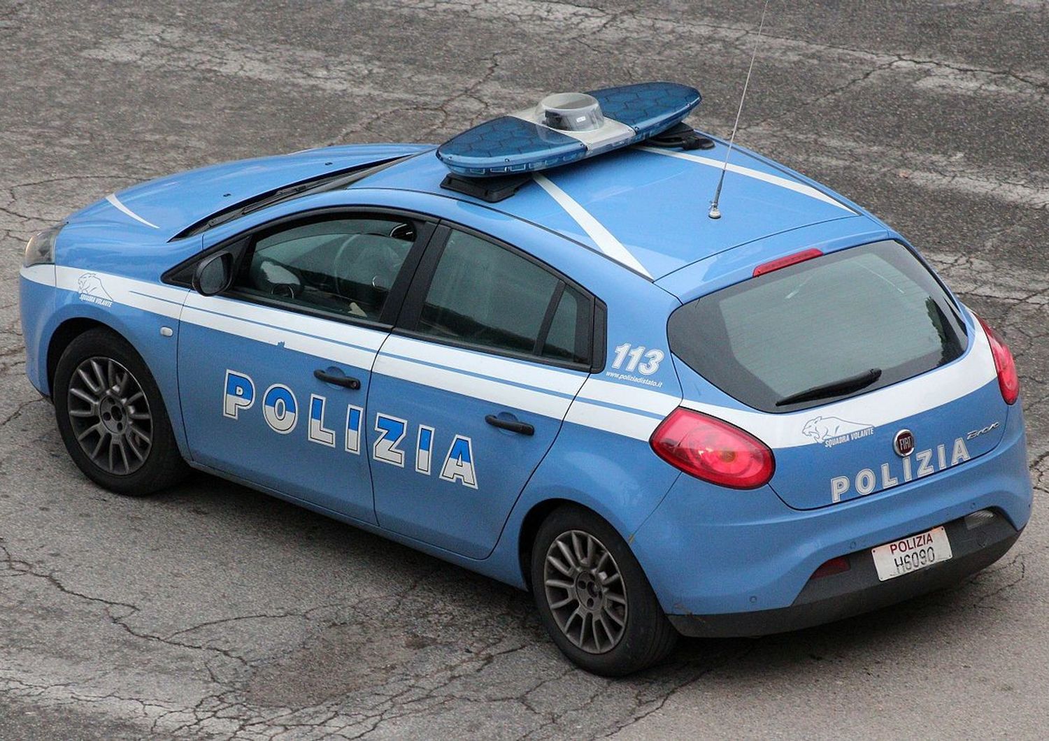 Luce blu lampeggiante sulla vista closeup top della polizia auto, sfocatura  paesaggio urbano sfondo. La barra luminosa e sirena montata sul tetto,  veicolo di emergenza, polizia comunale Foto stock - Alamy