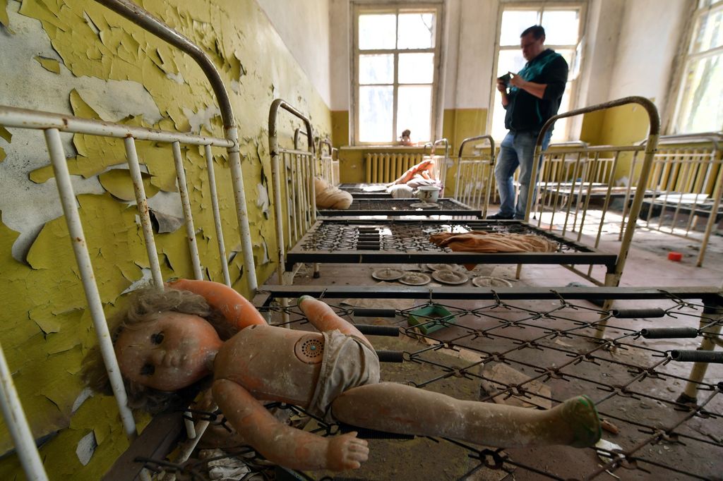 &nbsp;Un turista fotografa in un asilo abbandonato di &nbsp;un villaggio alle porte di Chernobyl