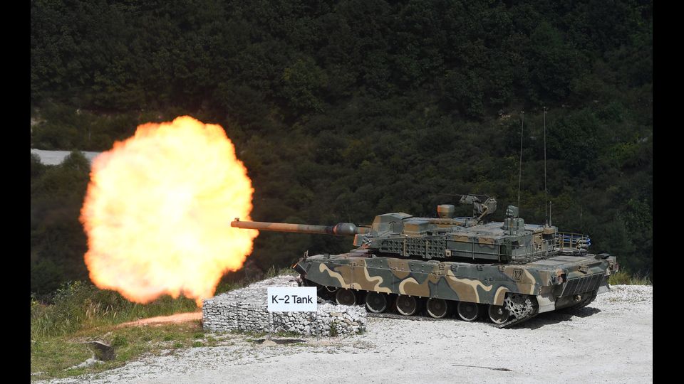 Un carro armato sudcoreano spara durante una dimostrazione dal vivo per un'anteprima mediatica del Defence Expo Korea 2018, al campo di addestramento di Seungjin a Pocheon, 65 km a nord-est di Seoul, l'11 settembre 2018.