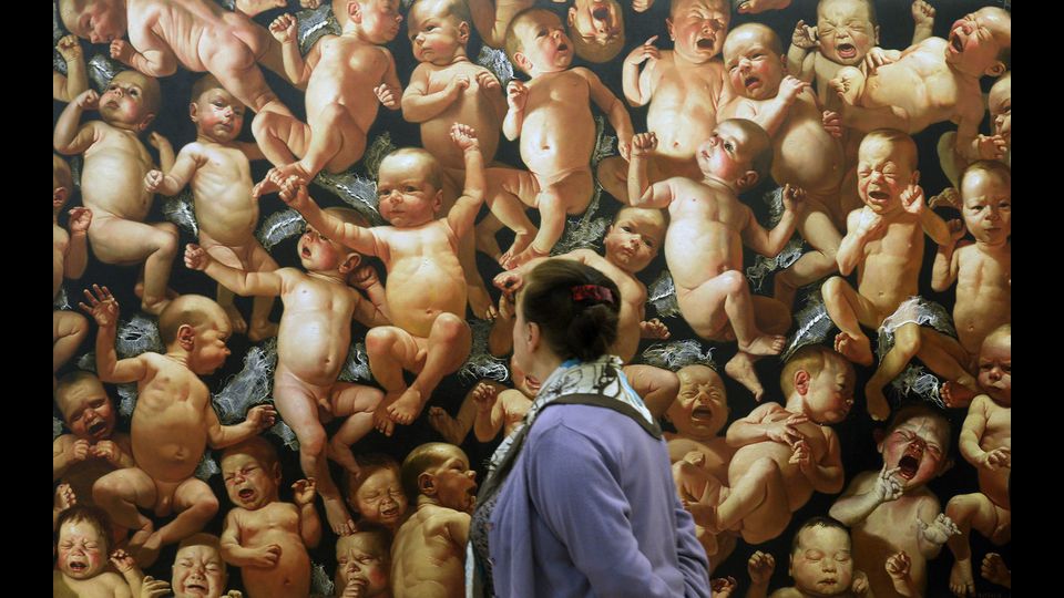 Un visitatore guarda un'opera d'arte intitolata &quot;Il massacro degli innocenti&quot; degli artisti russi contemporanei Igor ed Ekaterina Pestov durante la loro mostra retrospettiva al Museo Russo di Stato a San Pietroburgo il 13 settembre 2018