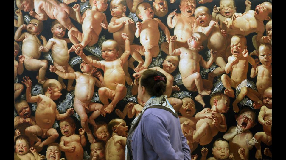 Un visitatore guarda un'opera d'arte intitolata &quot;Il massacro degli innocenti&quot; degli artisti russi contemporanei Igor ed Ekaterina Pestov durante la loro mostra retrospettiva al Museo Russo di Stato a San Pietroburgo il 13 settembre 2018