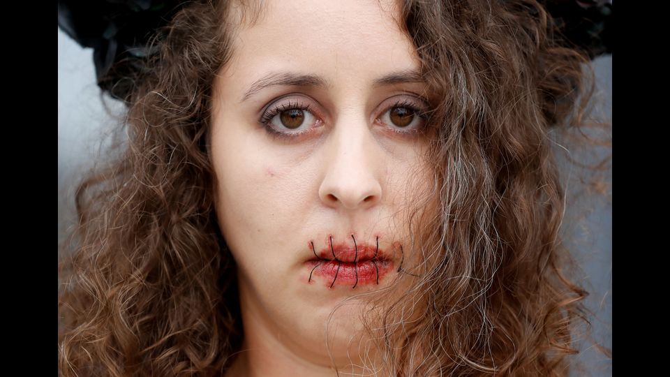 Una rappresentante del movimento femminista Femen dimostra davanti al tribunale di Parigi il 13 settembre 2018 per sostenere l'artista russo Piotr Pavlenski, detenuto nel carcere Fleury-Merogis dall'ottobre 2017 dopo aver dato alle fiamme una filiale della banca di Francia. Piotr Pavlenski &egrave; stato liberato il 13 settembre 2018.