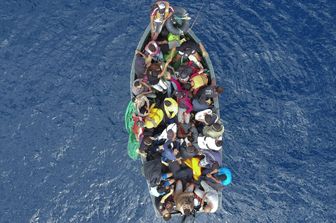Un'imbarcazione che trasportava migranti nello Stretto di Gibilterra
